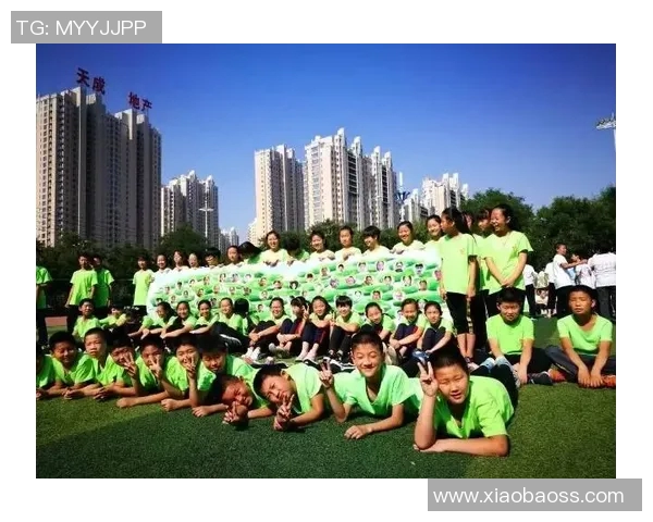 小孩梦想成真与足球明星亲密合影瞬间记录快乐童年时光